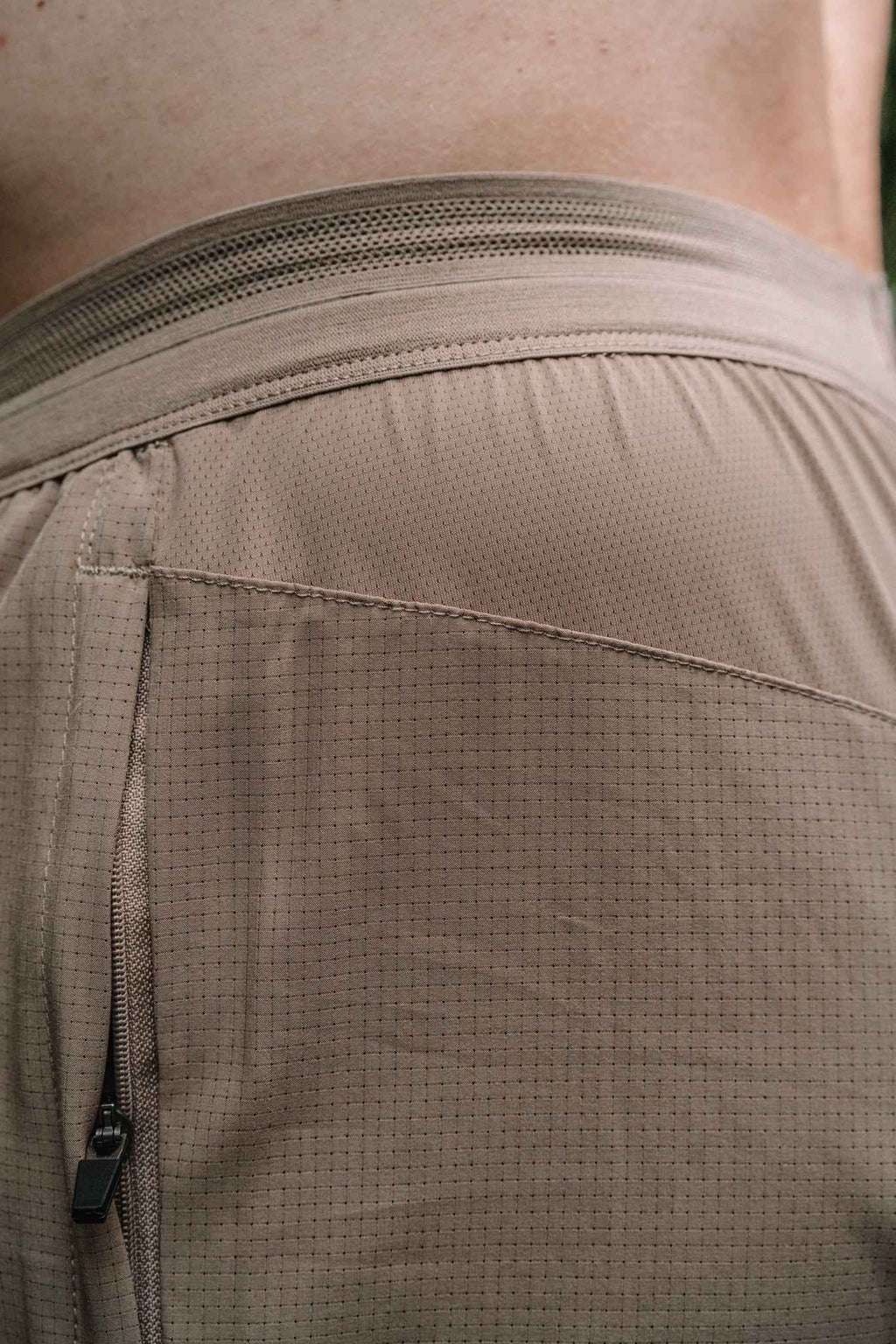MEN’S | HYBRIFLEX SHORT : TAN